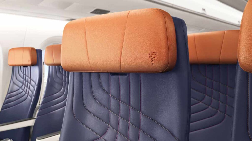 Detalle de los asientos y apoyacabezas ergonómicos que conforman los nuevos interiores de LATAM para la flota Embraer E195-E2.