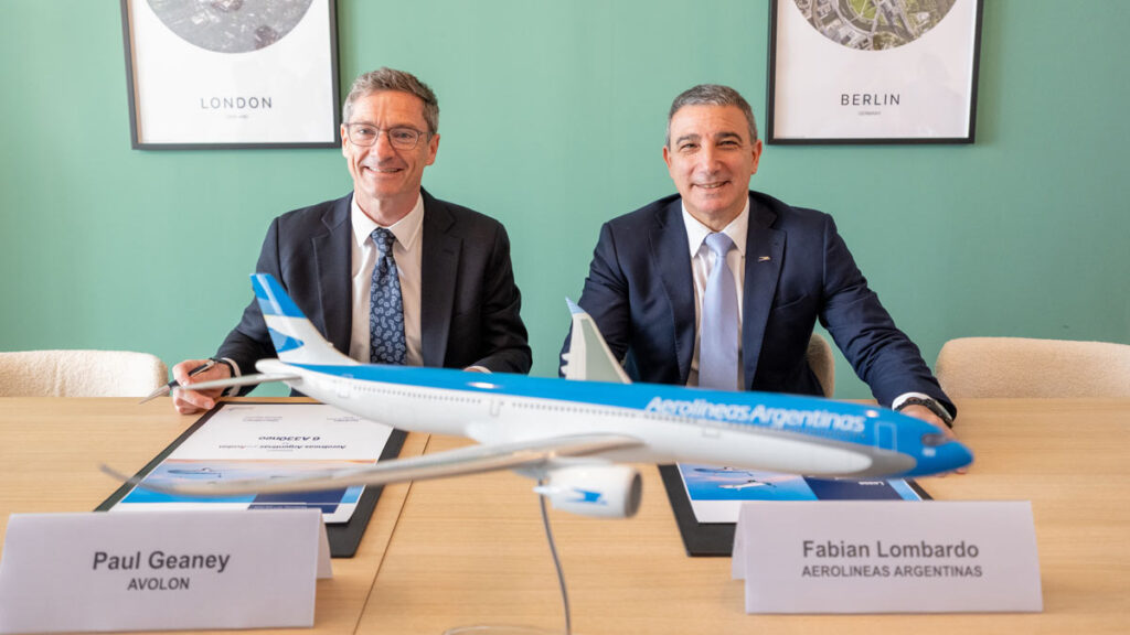 Aerolíneas Argentinas inicia el proceso de renovación de flota más ambicioso en una década Paul Geaney, de Avolon, y Fabián Lombardo, presidente de Aerolíneas Argentinas, firmando el acuerdo de leasing de aeronaves con una maqueta en primer plano.