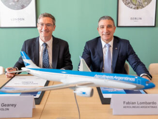 Paul Geaney, de Avolon, y Fabián Lombardo, presidente de Aerolíneas Argentinas, firmando el acuerdo de leasing de aeronaves con una maqueta en primer plano.