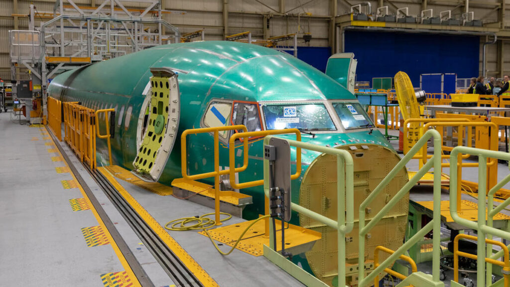 Fuselaje con imprimación verde de un avión comercial Boeing 737 MAX posicionado en las estaciones de trabajo de la nueva línea de ensamblaje North Line en Everett.