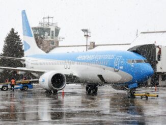 Boeing 737 MAX8 de Aerolíneas Argentinas en la plataforma del Aeropuerto de Bariloche cubierta de nieve durante el fuerte temporal invernal.