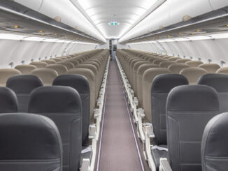 Vista interior de la cabina de pasajeros de un avión Airbus de JetSMART, aerolínea que incorporará internet satelital de Starlink.