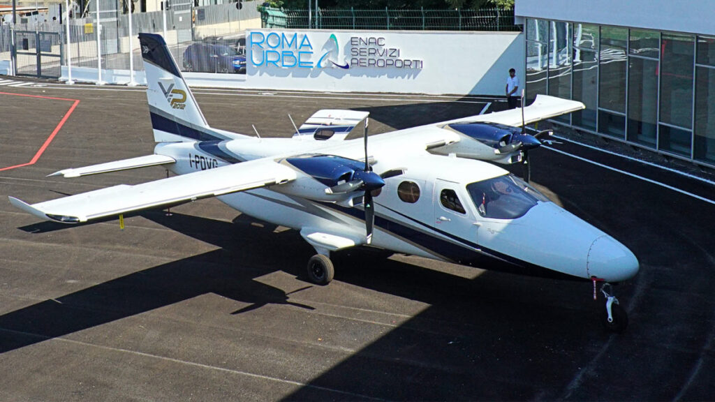 Movilidad Aérea Regional: Tecnam operará vuelos comerciales en Italia con su flota P2012 Avión bimotor Tecnam P2012 Traveller estacionado en la plataforma de la nueva terminal del Aeropuerto Roma Urbe durante la presentación del esquema de conectividad de corto alcance.