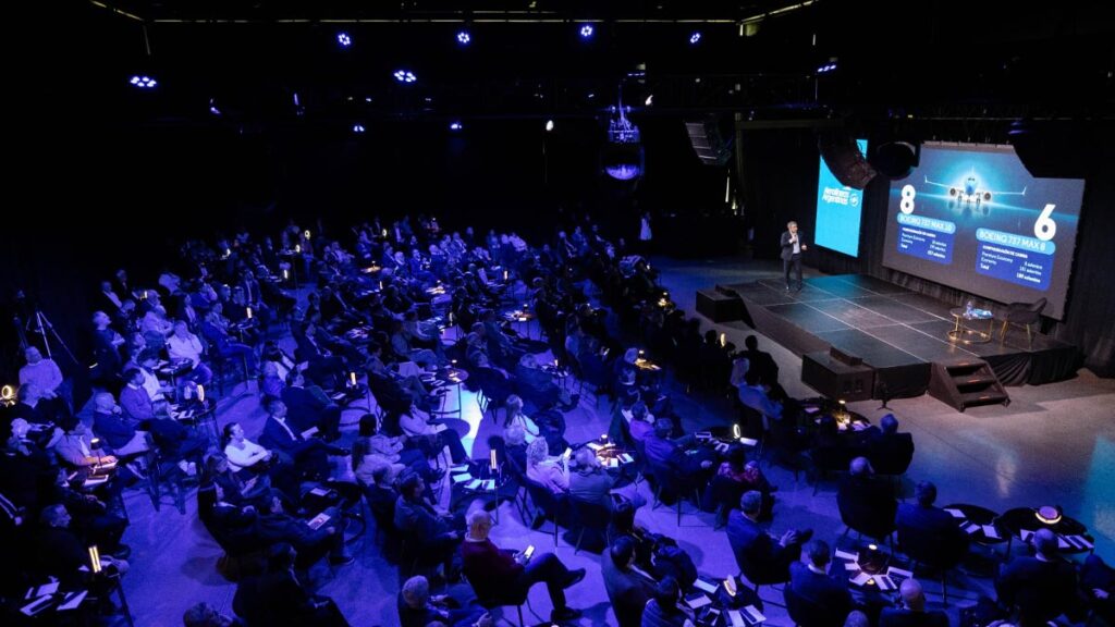 Aerolíneas Argentinas anunció su programación de verano 2027 con vuelos al Caribe Presentación corporativa de Aerolíneas Argentinas ante socios estratégicos y clientes en un auditorio.