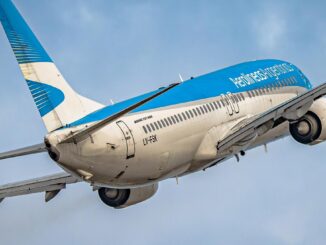 Avión comercial Boeing 737-800 de Aerolíneas Argentinas (matrícula LV-FSK) en fase de ascenso inicial.