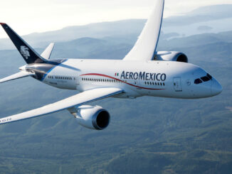 Avión Boeing 787 Dreamliner de Aeroméxico en vuelo sobre un paisaje montañoso.