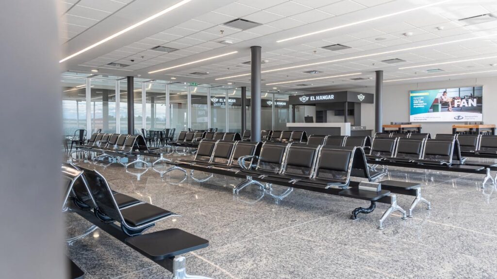 Aeropuertos Argentina habilitó la nueva terminal de pasajeros del Aeropuerto de San Rafael Interior de la nueva terminal de pasajeros del Aeropuerto de San Rafael con asientos modernos.