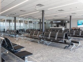 Interior de la nueva terminal de pasajeros del Aeropuerto de San Rafael con asientos modernos.