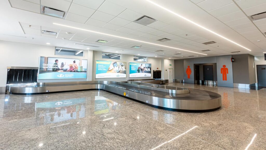 Aeropuertos Argentina habilitó la nueva terminal de pasajeros del Aeropuerto de San Rafael Nueva sala de retiro de equipajes con carrusel en el Aeropuerto de San Rafael.