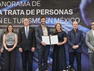 Autoridades de Aeroméxico y la UNODC exhiben el documento firmado para la prevención de la trata de personas en el turismo.