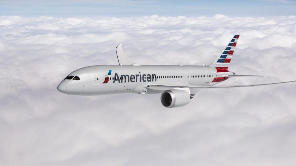 American Airlines reanuda sus vuelos a Miami desde Montevideo: el cronograma y las fechas del servicio estacional Avión comercial Boeing 787-8 Dreamliner de la aerolínea American Airlines en vuelo de crucero sobre las nubes.