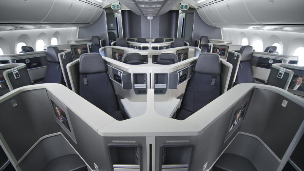 American Airlines reanuda sus vuelos a Miami desde Montevideo: el cronograma y las fechas del servicio estacional Interior de la cabina de clase ejecutiva (Business Class) de un avión comercial Boeing 787-8 Dreamliner de American Airlines.