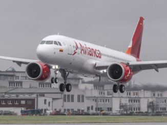 Avión Airbus A320neo de la aerolínea Avianca en aproximación final con el tren de aterrizaje desplegado