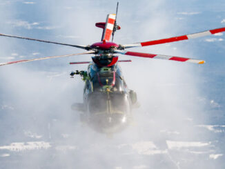 Helicóptero Bell 525 en vuelo frontal rodeado de bruma durante pruebas de engelamiento y bajas temperaturas