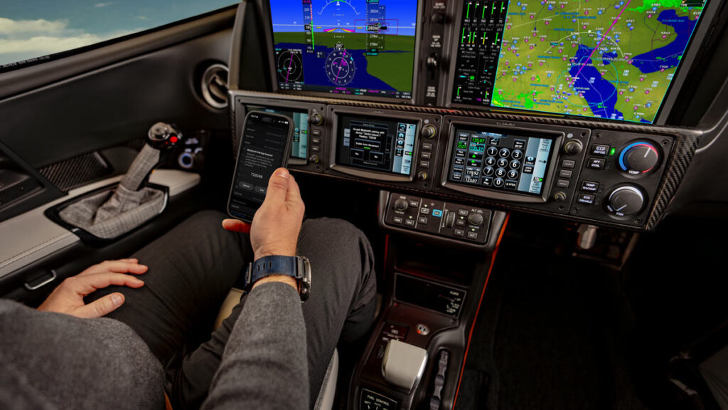 El Cirrus Vision Jet G3 recibió la certificación de la ANAC y ya puede operar en Brasil Piloto configurando la conectividad de su teléfono móvil en la cabina de mando con aviónica avanzada del Cirrus Vision Jet G3.