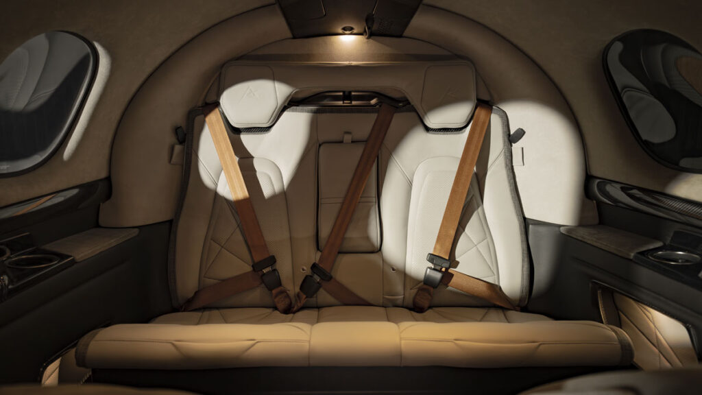 El Cirrus Vision Jet G3 recibió la certificación de la ANAC y ya puede operar en Brasil Nuevo asiento tipo banco de la tercera fila en la cabina de pasajeros rediseñada del jet ejecutivo Cirrus Vision Jet G3