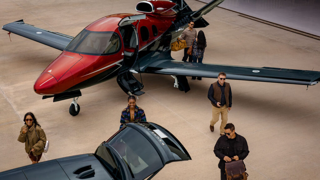 El Cirrus Vision Jet G3 recibió la certificación de la ANAC y ya puede operar en Brasil Jet monomotor ejecutivo Cirrus Vision Jet G3 estacionado en rampa con pasajeros y un vehículo de lujo en primer plano.