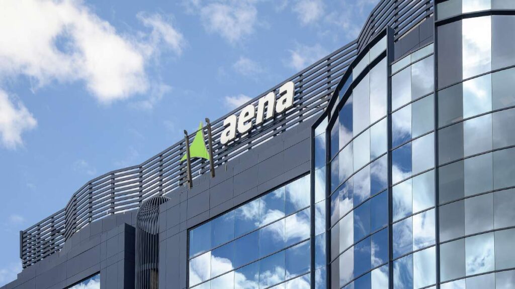 El sorpresivo dato que esconden las cifras récord de julio 2026 en los aeropuertos de Aena en España Fachada de cristal del edificio corporativo con el logotipo de Aena, empresa gestora de los aeropuertos en España.