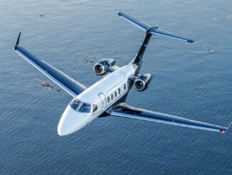 Jet ejecutivo Embraer Phenom 300EV en vuelo sobre el océano tras recibir la triple certificación de la FAA, EASA y ANAC.