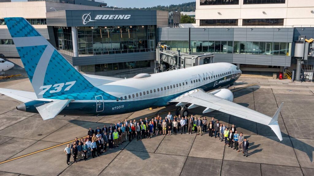 La FAA certifica el nuevo Boeing 737 MAX 7 y lo habilita para iniciar sus vuelos comerciales Equipo de ingenieros y expertos en desarrollo de Boeing posando junto al avión 737 MAX 7 tras obtener la certificación de la FAA.