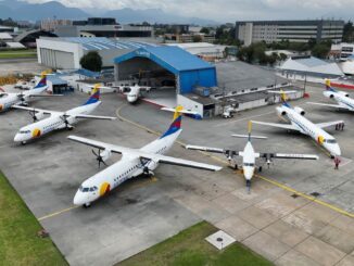 Vista aérea de la plataforma de la aerolínea SATENA con varias aeronaves estacionadas frente a los hangares en Colombia.