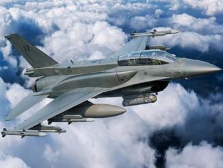 Caza F-16 Block 70 de Lockheed Martin en vuelo sobre un banco de nubes.
