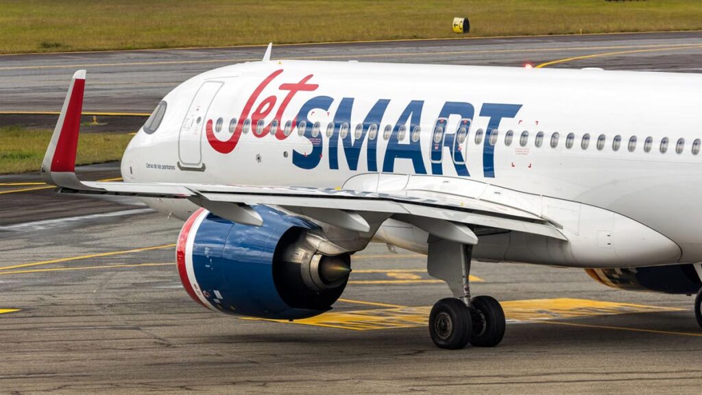 Nueva ruta de JetSMART: vuelos a Florianópolis desde Córdoba, cuándo empiezan y cuánto cuestan los pasajes Avión Airbus A320neo de la aerolínea JetSMART sobre la pista de rodaje.