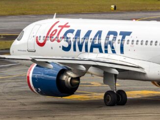Avión Airbus A320neo de la aerolínea JetSMART sobre la pista de rodaje.