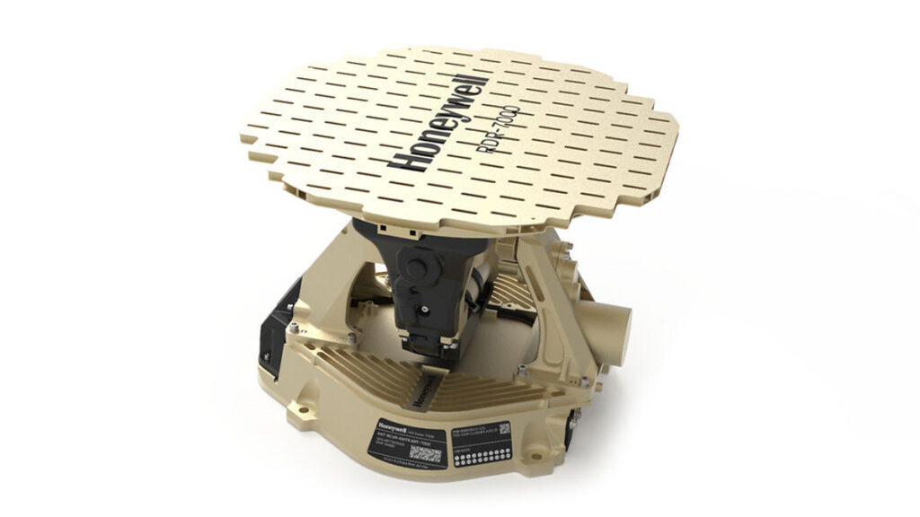 Antena del radar meteorológico IntuVue RDR-7000 de Honeywell Aerospace sobre fondo blanco.