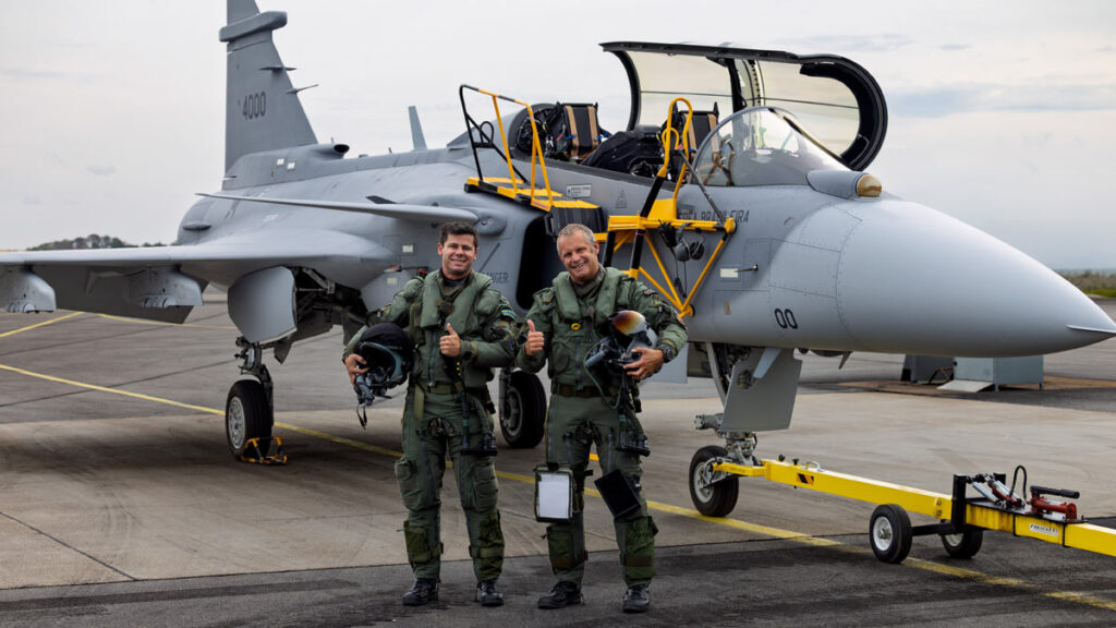 Pilotos de prueba de Saab y la Fuerza Aérea Brasileña celebran el primer vuelo del caza Gripen F.