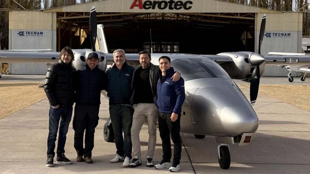 Primer Tecnam P2006T NG SPORT para la instrucción avanzada de pilotos en Argentina Tecnam P2006T NG SPORT en la plataforma del hangar de Aerotec en Argentina.