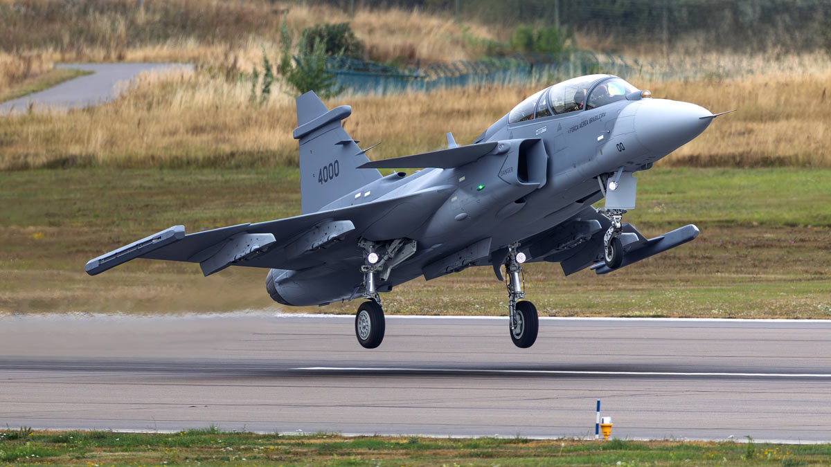Primer vuelo del Saab Gripen F: el nuevo caza biplaza que potenciará a la Fuerza Aérea Brasileña
