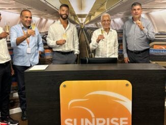 Ejecutivos de Sunrise Airways brindan en la inauguración de sus nuevas oficinas corporativas en Santo Domingo.