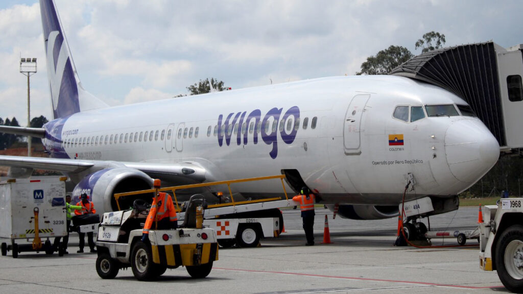 Wingo aumenta frecuencias en su ruta entre Bucaramanga y Santa Marta Aeronave de la aerolínea Wingo en plataforma de aeropuerto durante tareas de asistencia en tierra