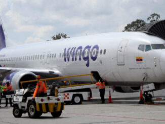 Aeronave de la aerolínea Wingo en plataforma de aeropuerto durante tareas de asistencia en tierra