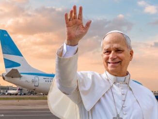 El Papa León XIV saludando en primer plano con un avión Boeing 737 de Aerolíneas Argentinas en la plataforma aeroportuaria de fondo.