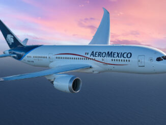 Avión Boeing 787 Dreamliner de Aeroméxico en vuelo sobre el océano, ilustrando la expansión de rutas hacia Europa.