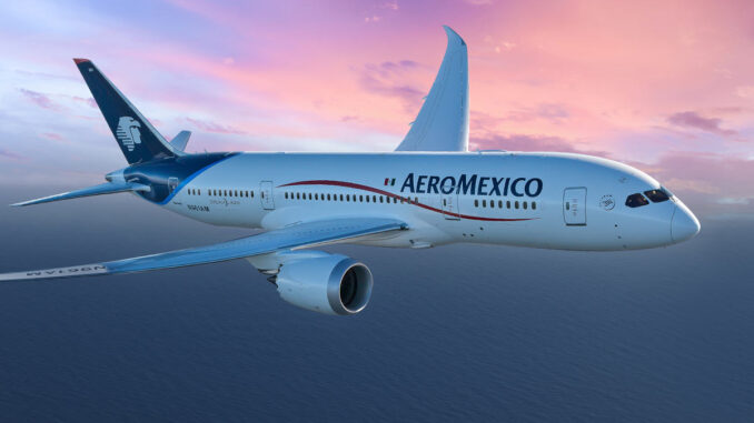 Avión Boeing 787 Dreamliner de Aeroméxico en vuelo sobre el océano, ilustrando la expansión de rutas hacia Europa.