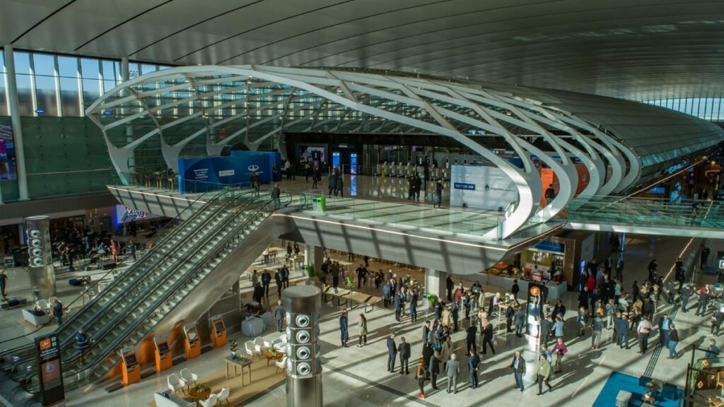 Aeropuertos Argentina renegocia su concesión y pone fin a un histórico litigio con el Estado Vista interior de la terminal de pasajeros en una de las principales estaciones aéreas operadas por Aeropuertos Argentina.