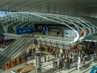 Vista interior de la terminal de pasajeros en una de las principales estaciones aéreas operadas por Aeropuertos Argentina.