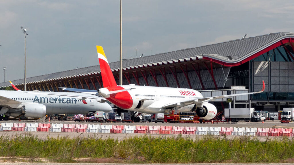 Los aeropuertos de Aena en España superan los 34,8 millones de pasajeros en agosto Aviones comerciales de Iberia y American Airlines operando en la Terminal 4 del Aeropuerto Adolfo Suárez Madrid-Barajas, perteneciente a la red de aeropuertos de Aena.