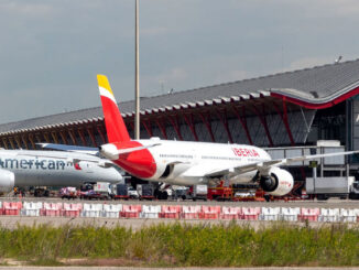 Aviones comerciales de Iberia y American Airlines operando en la Terminal 4 del Aeropuerto Adolfo Suárez Madrid-Barajas, perteneciente a la red de aeropuertos de Aena.