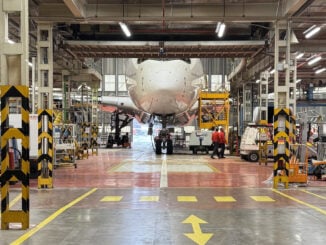 Avión comercial Airbus A350 posicionado dentro de un hangar industrial de Iberia Mantenimiento