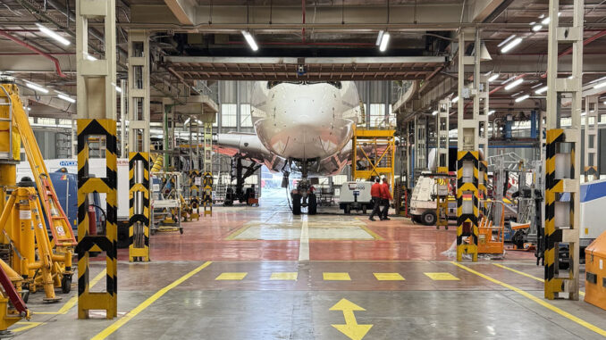 Avión comercial Airbus A350 posicionado dentro de un hangar industrial de Iberia Mantenimiento