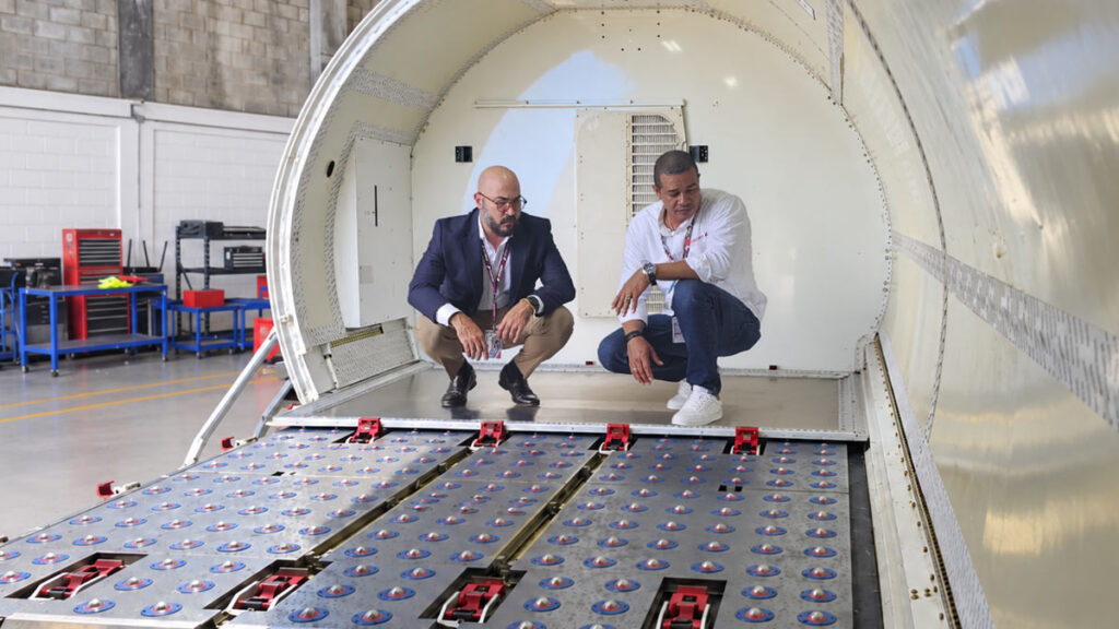 Air Century incorpora un CRJ200SF para fortalecer sus operaciones de carga Representantes de Air Century inspeccionan el sistema de rodillos (rollers) en la cabina de carga del nuevo jet CRJ200SF