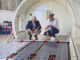 Representantes de Air Century inspeccionan el sistema de rodillos (rollers) en la cabina de carga del nuevo jet CRJ200SF