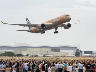El primer prototipo del Airbus A350F despega en su vuelo inaugural ante una multitud en Toulouse.