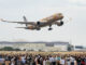 El primer prototipo del Airbus A350F despega en su vuelo inaugural ante una multitud en Toulouse.