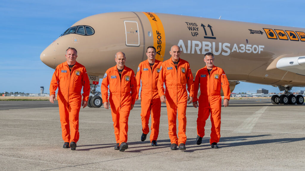 El Airbus A350F realizó su primer vuelo e inicia su fase de ensayos La tripulación de ensayos en vuelo del Airbus A350F posa frente al prototipo MSN 700 tras completar el vuelo inaugural en Toulouse.