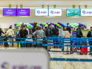 Pasajeros haciendo fila en los mostradores de check-in de Arajet durante los festejos por su cuarto aniversario